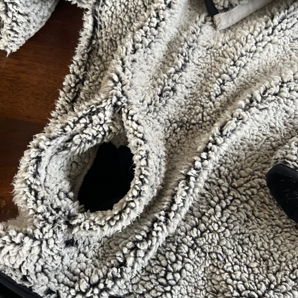 Super cute Penn state fuzzy pull over - Picture 4 of 4